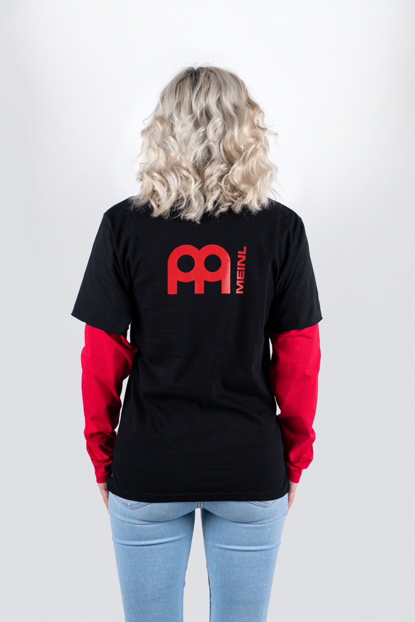 MEINL Longsleeve in schwarz mit roten Ärmeln und Logo auf der linken Brust und auf dem Rücken