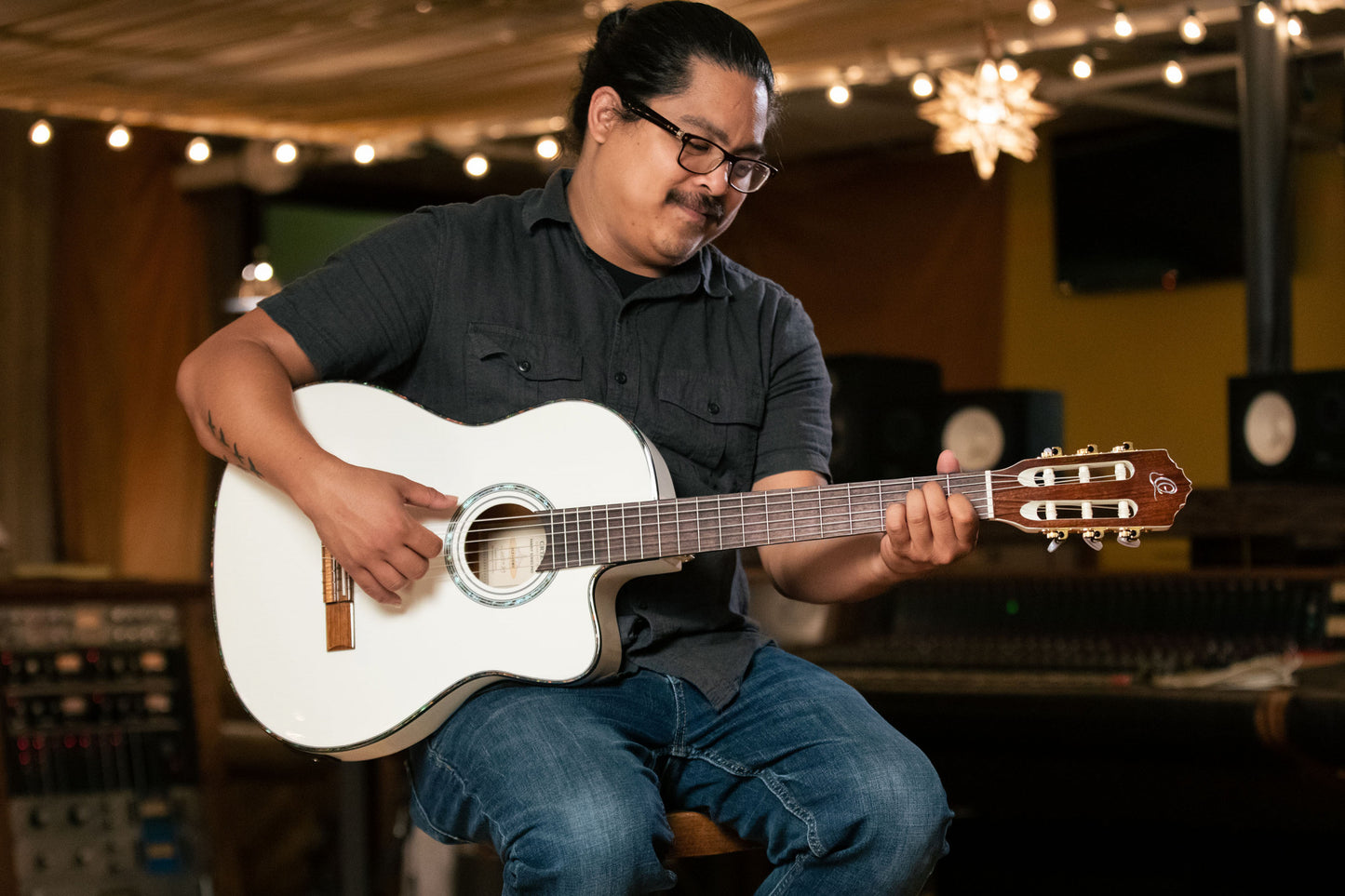 ORTEGA Family Series Pro 4/4 Konzertgitarre 6 String - Massive Fichte / Mahagoni White + Bag