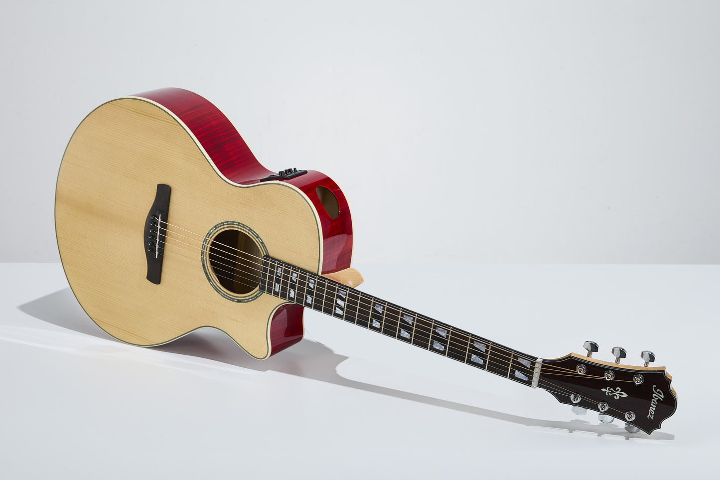 IBANEZ AE Akustikgitarre 6-String - Natural High Gloss Decke, Transparent Red High Gloss Zargen & Boden
