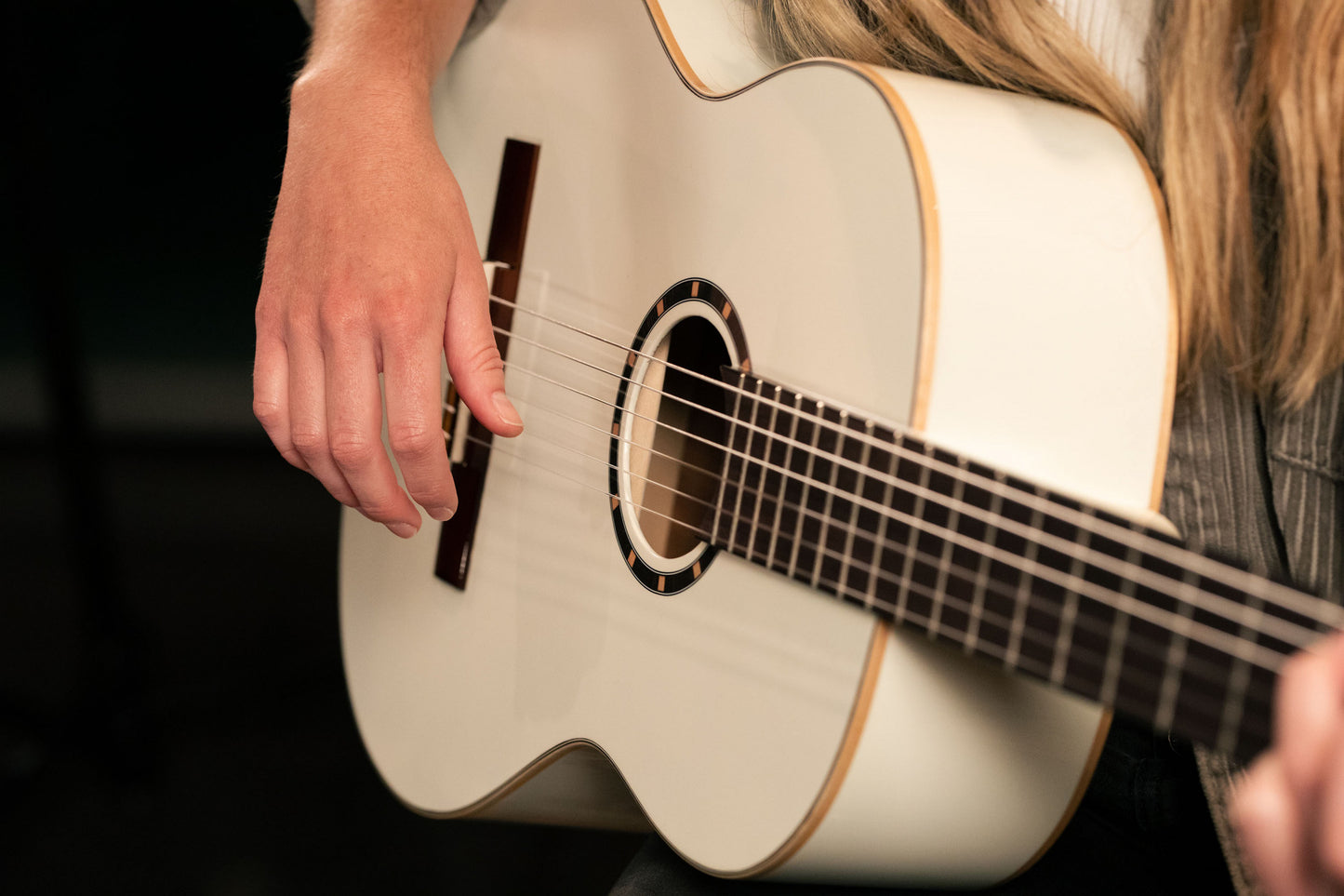 ORTEGA Family Series 4/4 Slim Neck Konzertgitarre 6 String - Weiß + Bag