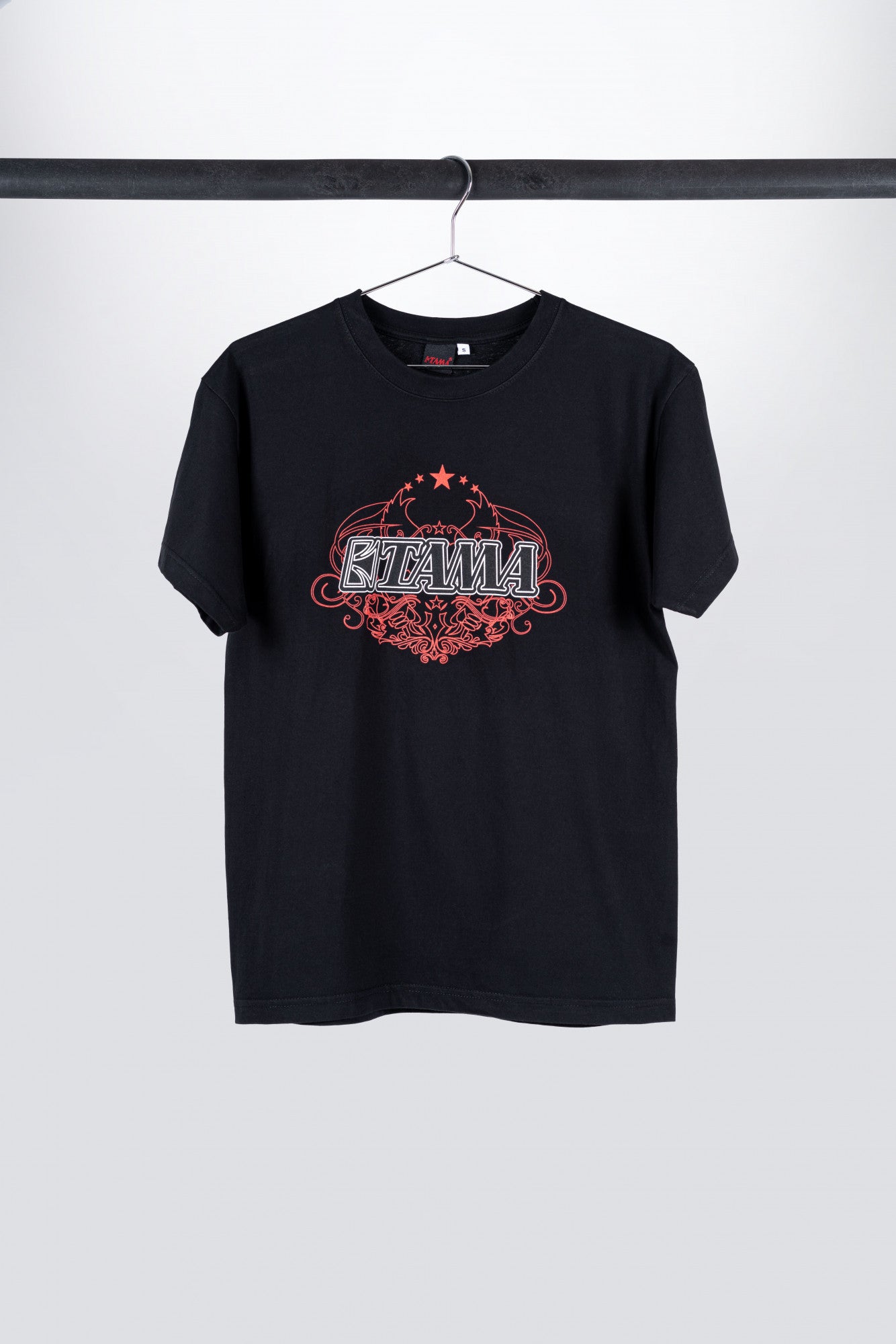TAMA T-Shirt in schwarz mit weiß-rotem Tribal Logo auf der Brust