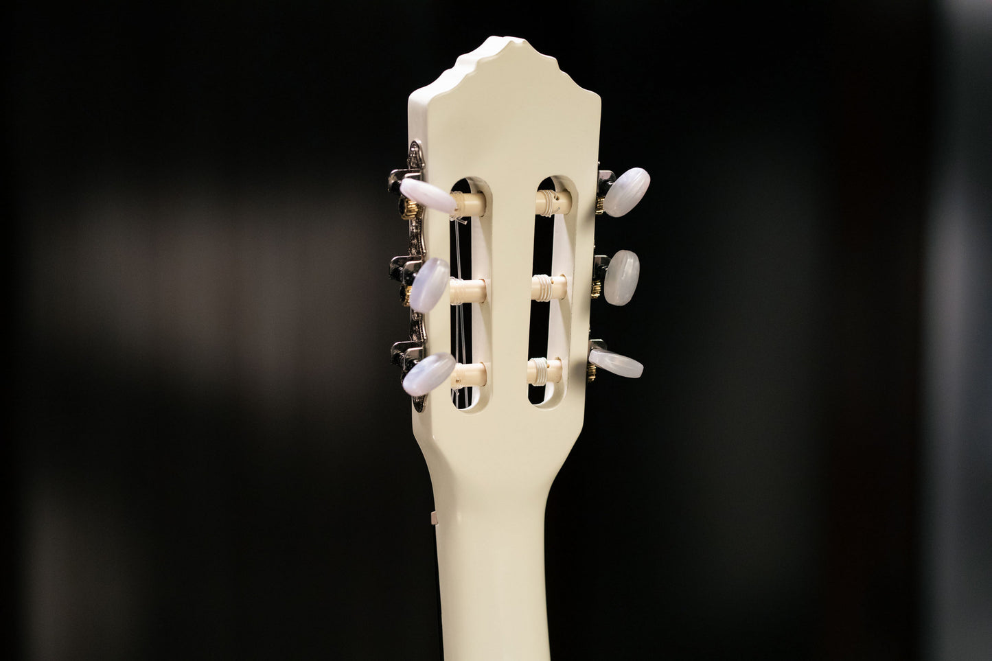 ORTEGA Family Series 4/4 Slim Neck Konzertgitarre 6 String - Weiß + Bag