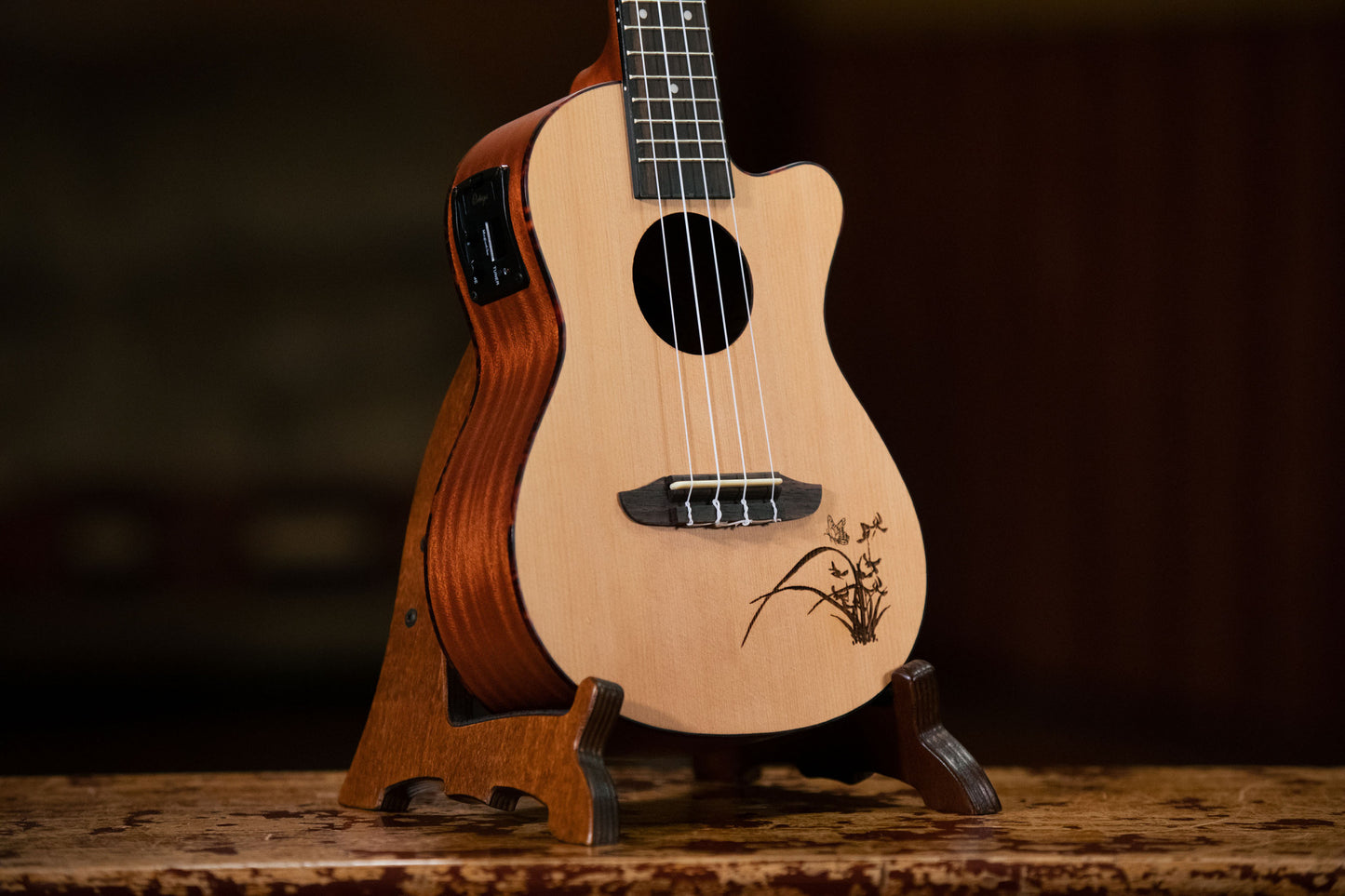 ORTEGA Wood-Ukulele-Stand - Dark Brown