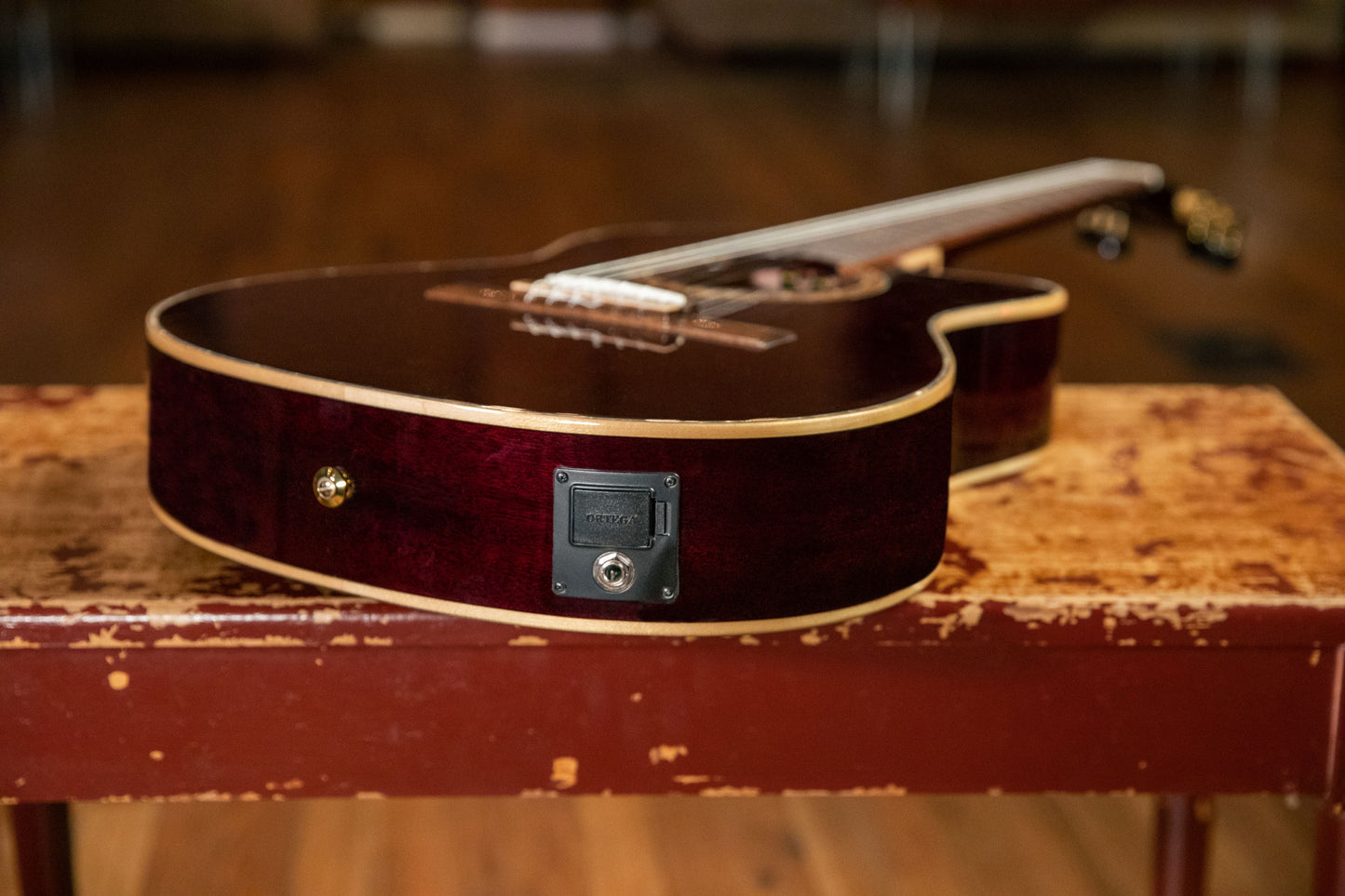 ORTEGA Performer Series 4/4 Thinline Konzertgitarre 6-String - Stained Red + Gigbag