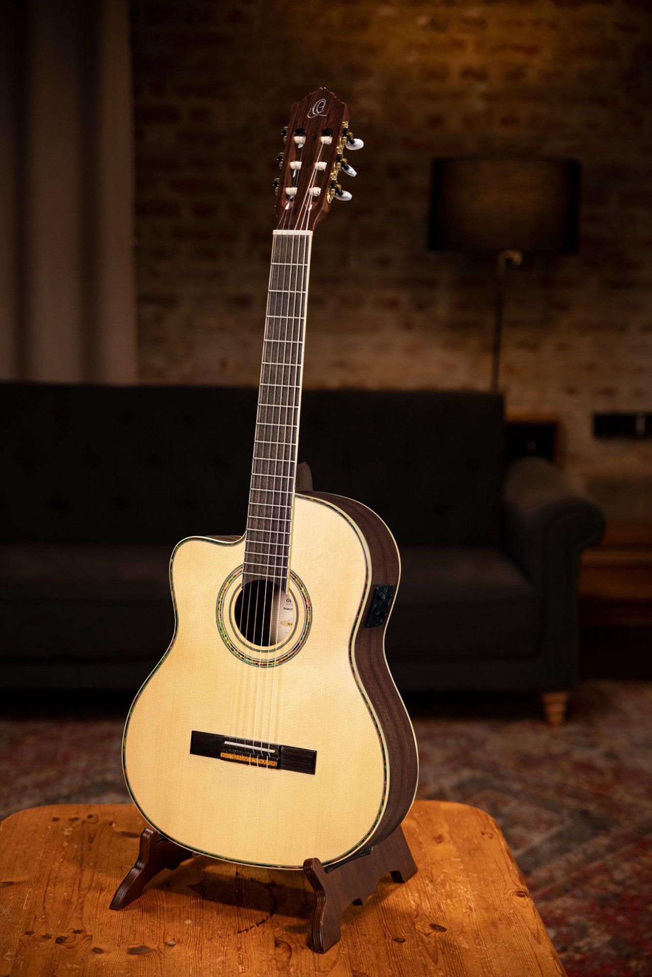 ORTEGA Family Series Pro 4/4 Konzertgitarre 6 String Lefty - Massive Fichte / Mahagoni Natur + Bag