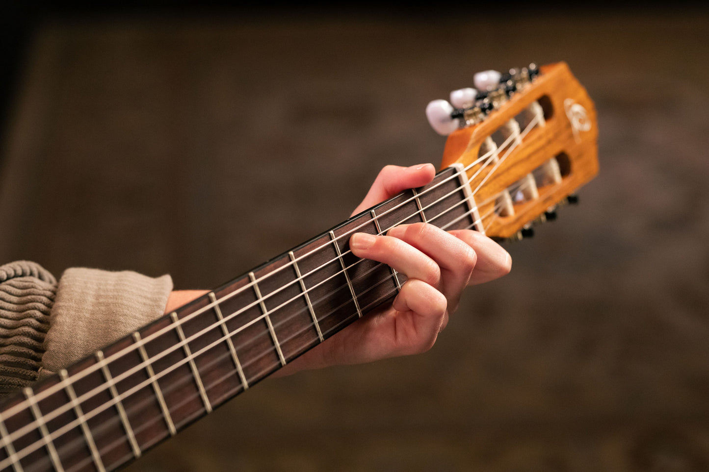 ORTEGA Family Series 4/4 Slim Neck Konzertgitarre 6 String - Fichte / Mahagoni Natur + Bag