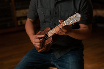 ORTEGA Timber Serie Sopran Ukulele 4 String - Ebony Natural + Bag