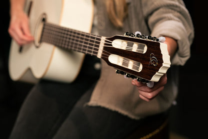 ORTEGA Family Series 4/4 Slim Neck Konzertgitarre 6 String - Weiß + Bag
