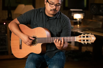 ORTEGA Family Series Pro 4/4 Slim Neck Konzertgitarre 6 String - Massive Zeder / Mahagoni Natur + Bag