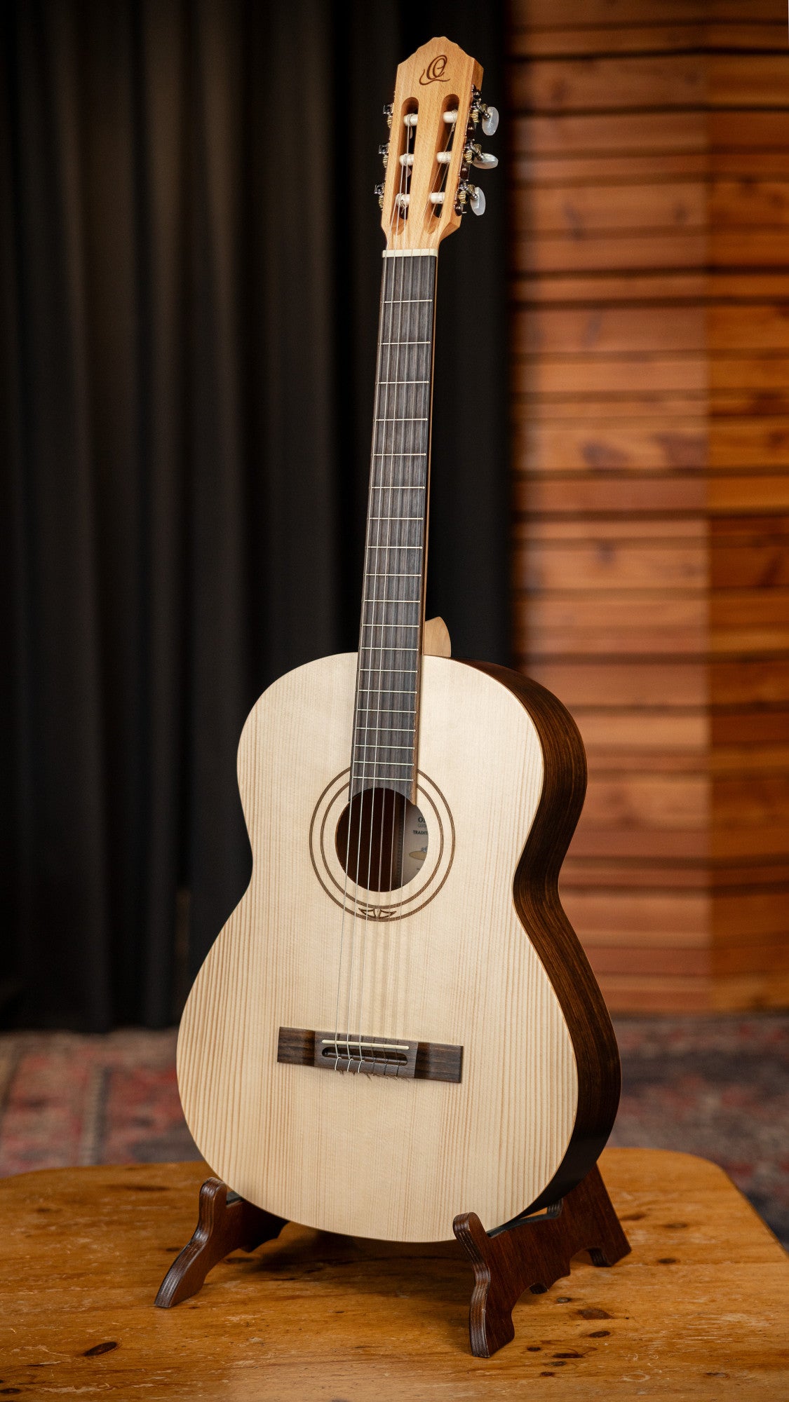 ORTEGA Traditional Series 4/4 Nylon String Guitar 6-String - Natural Spruce