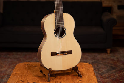 ORTEGA Family Series Pro 4/4 Slim Neck Konzertgitarre 7 String - Massive Zeder + Bag