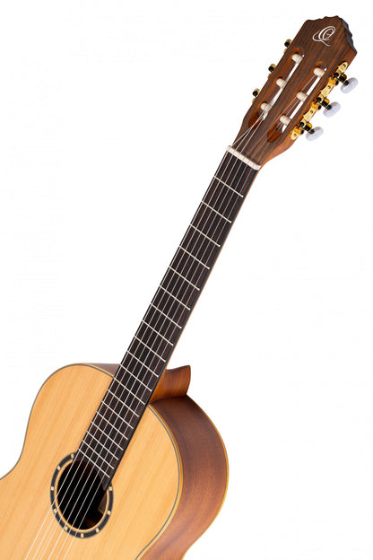 ORTEGA Family Series Pro 4/4 Konzertgitarre 6 String - Zeder / Mahagoni Natur + Bag