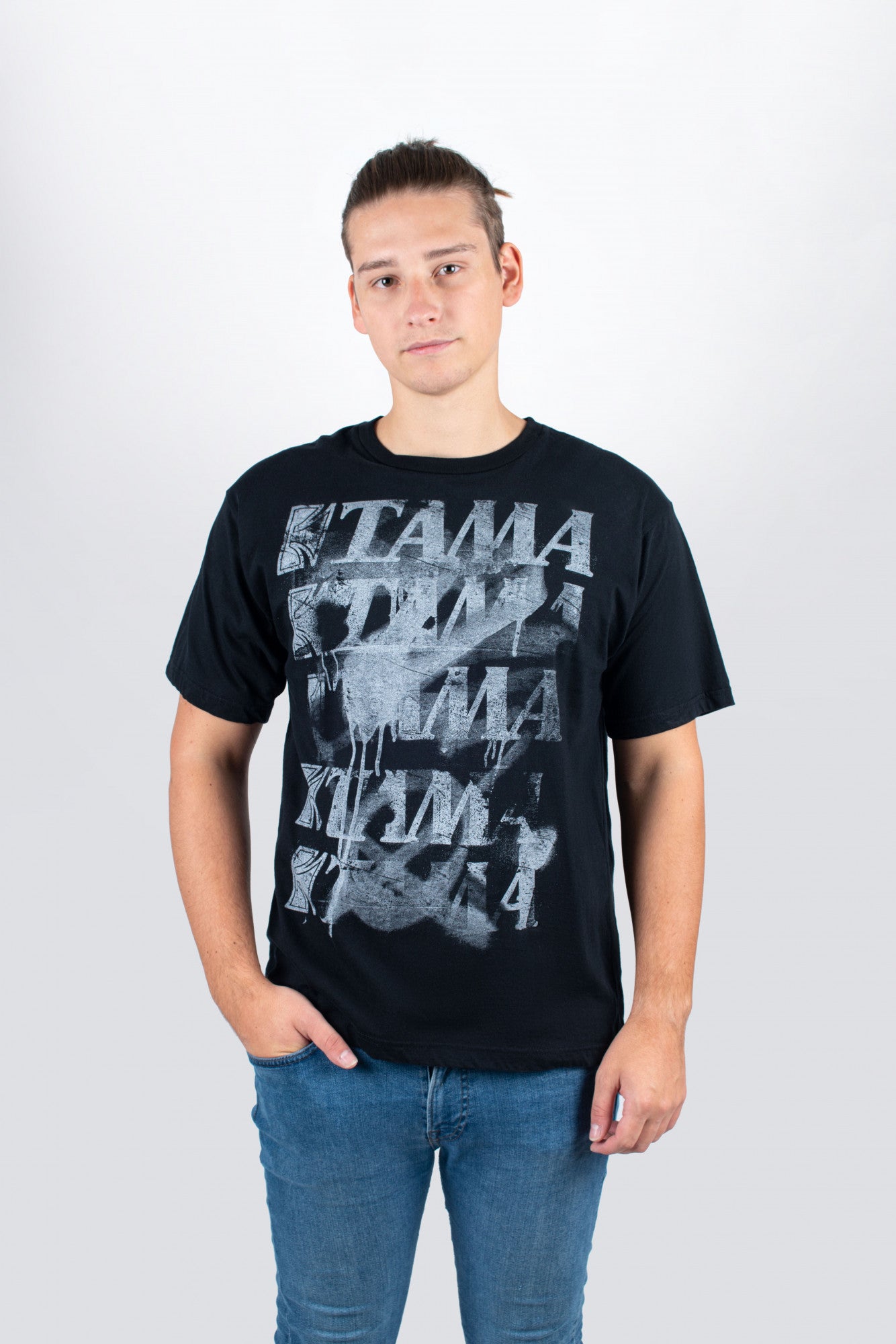 TAMA T-Shirt in schwarz mit Spray Paint Frontprint