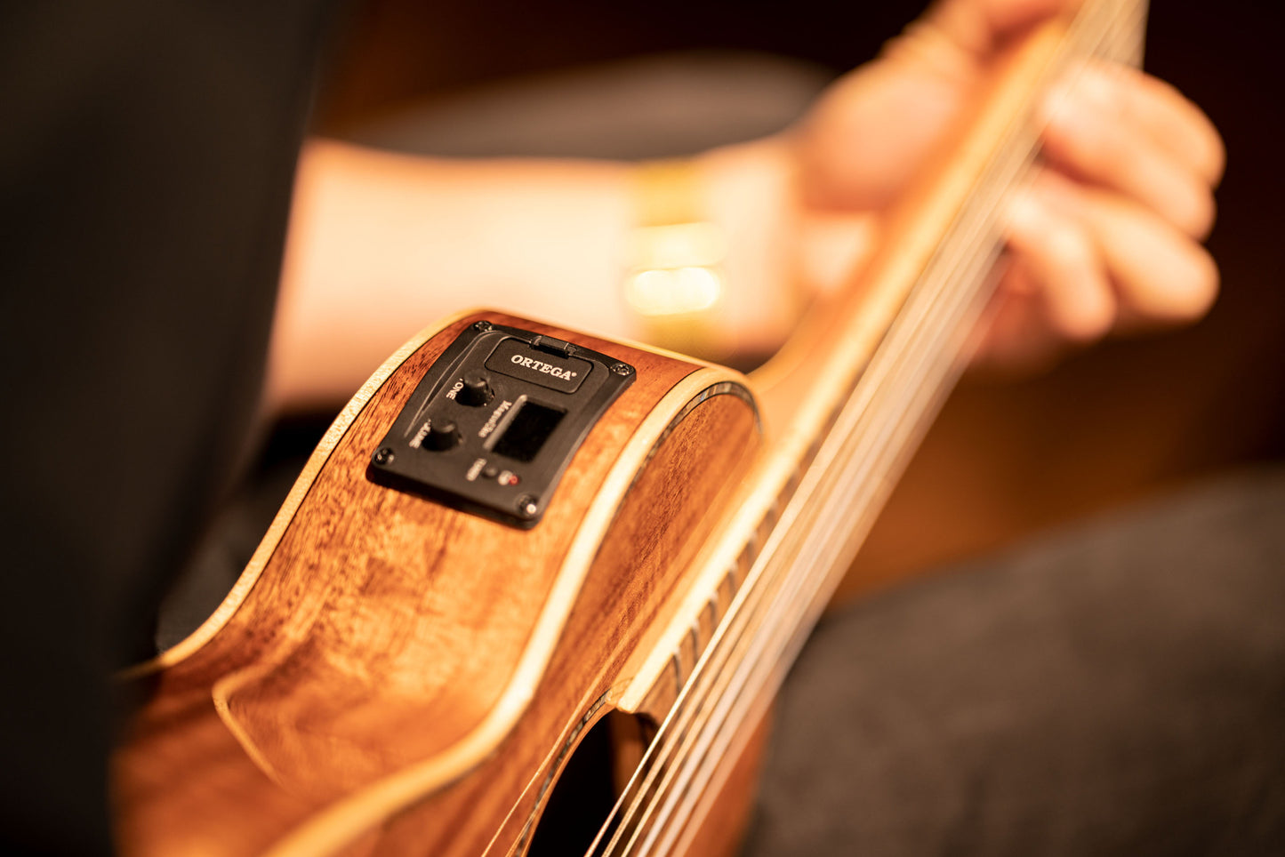 ORTEGA Mini Travel Series 1/8 Gitarre 6 String - Akazie Natur + Bag