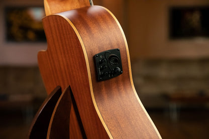ORTEGA Family Series Pro 4/4 Konzertgitarre 6 String - Massive Zeder / Mahagoni Natur + Bag