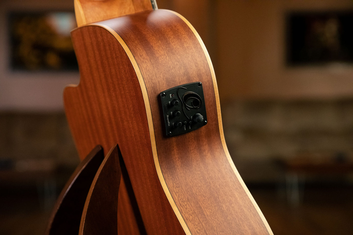 ORTEGA Family Series Pro 4/4 Konzertgitarre 6 String - Massive Zeder / Mahagoni Natur + Bag