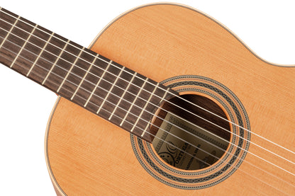ORTEGA Traditional Series 4/4 Konzertgitarre 6-String, linkshänder + Pro Gigbag