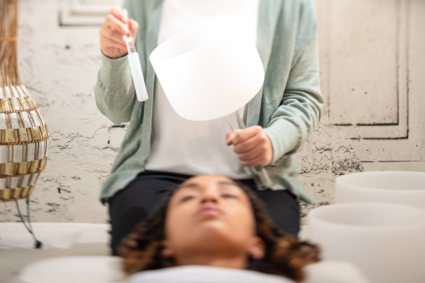 MEINL Sonic Energy White-frosted Crystal Singing Bowl with Handle 10" - B4/Crown Chakra/432 Hz