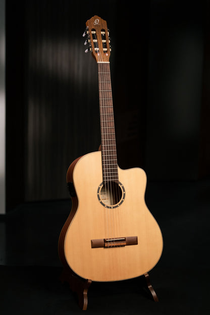 ORTEGA Family Series 4/4 Slim Neck Konzertgitarre 6 String - Fichte / Mahagoni Natur + Bag