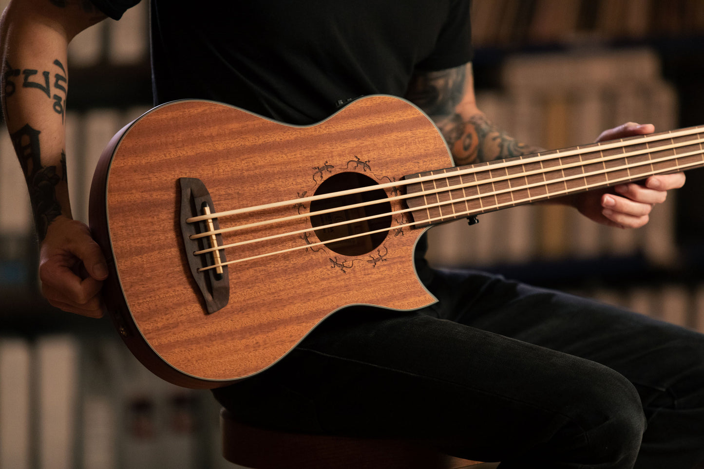 ORTEGA Lizard Serie Short Scale Fretless Uke Bass 4 String - Solid Mahogany Natural + Bag