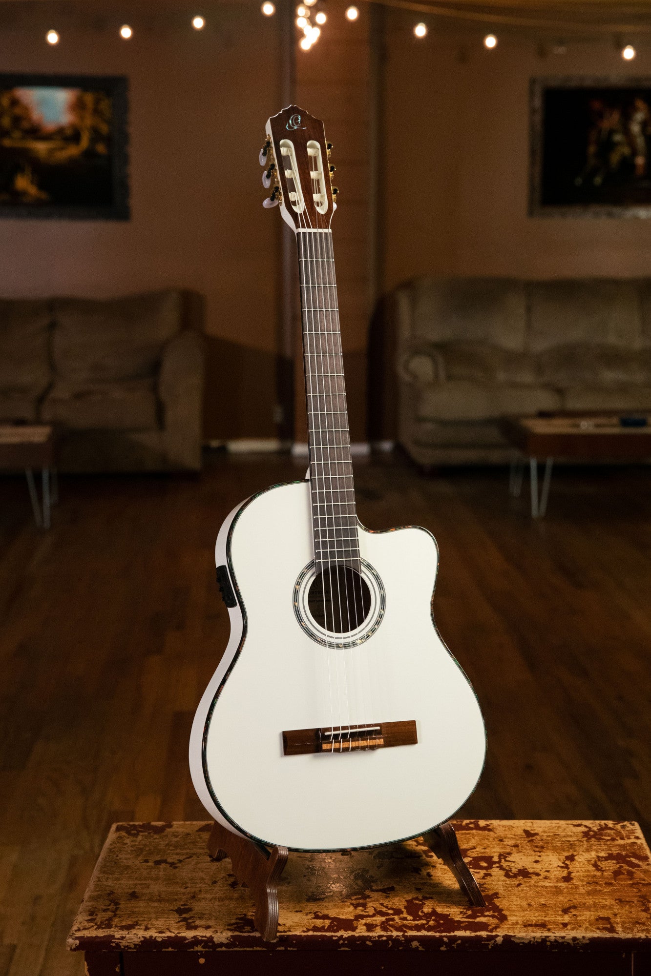 ORTEGA Family Series Pro 4/4 Konzertgitarre 6 String - Massive Fichte / Mahagoni White + Bag