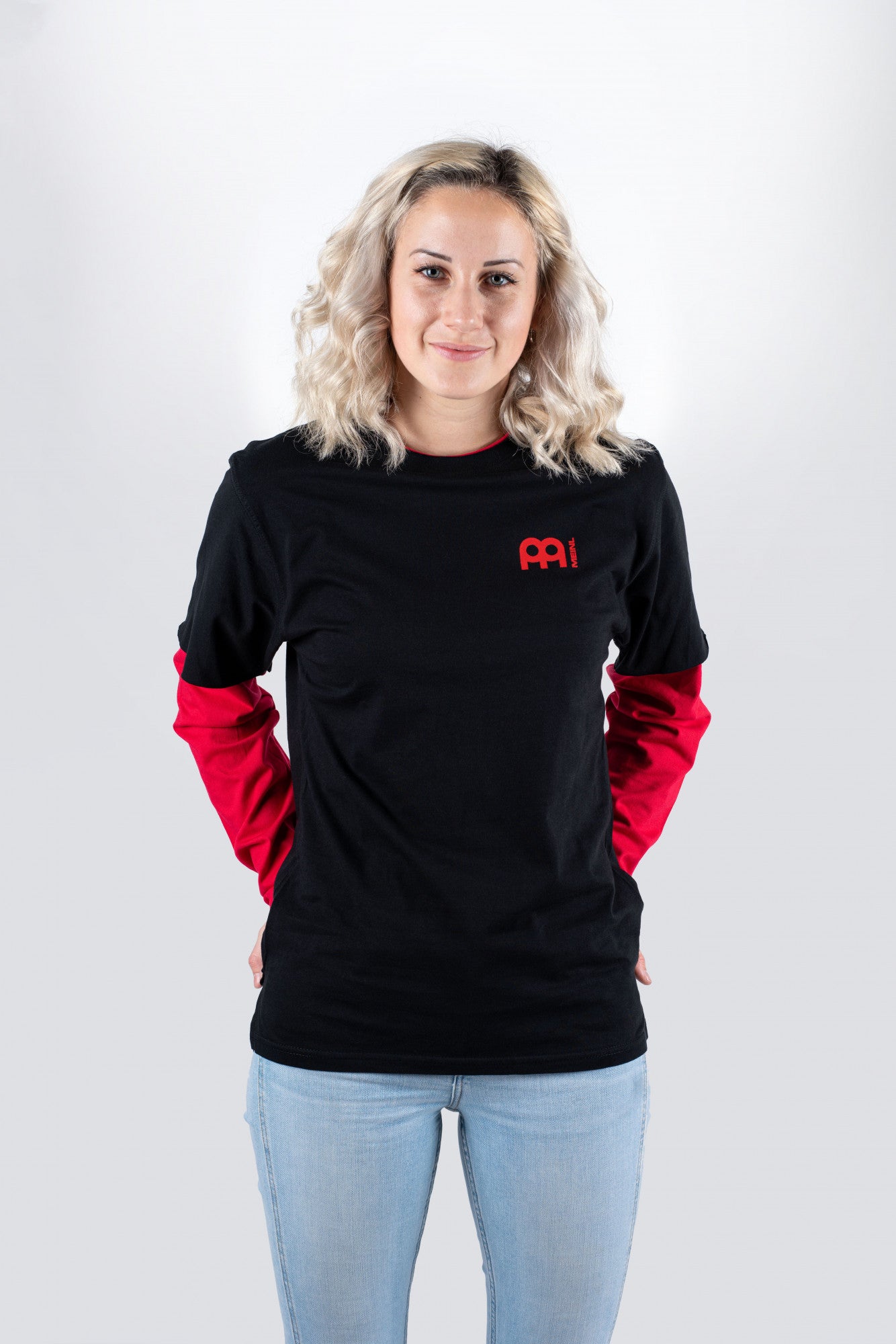 MEINL Longsleeve in schwarz mit roten Ärmeln und Logo auf der linken Brust und auf dem Rücken