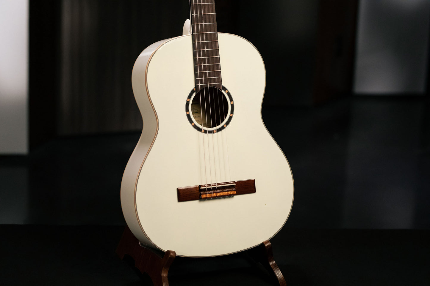 ORTEGA Family Series 4/4 Slim Neck Konzertgitarre 6 String - Weiß + Bag