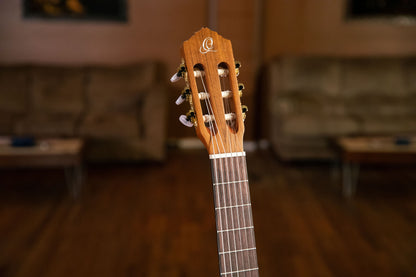 ORTEGA Family Series Pro 4/4 Konzertgitarre 6 String - Zeder / Mahagoni Natur + Bag