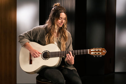 ORTEGA Family Series 4/4 Konzertgitarre 6 String - Weiß + Bag
