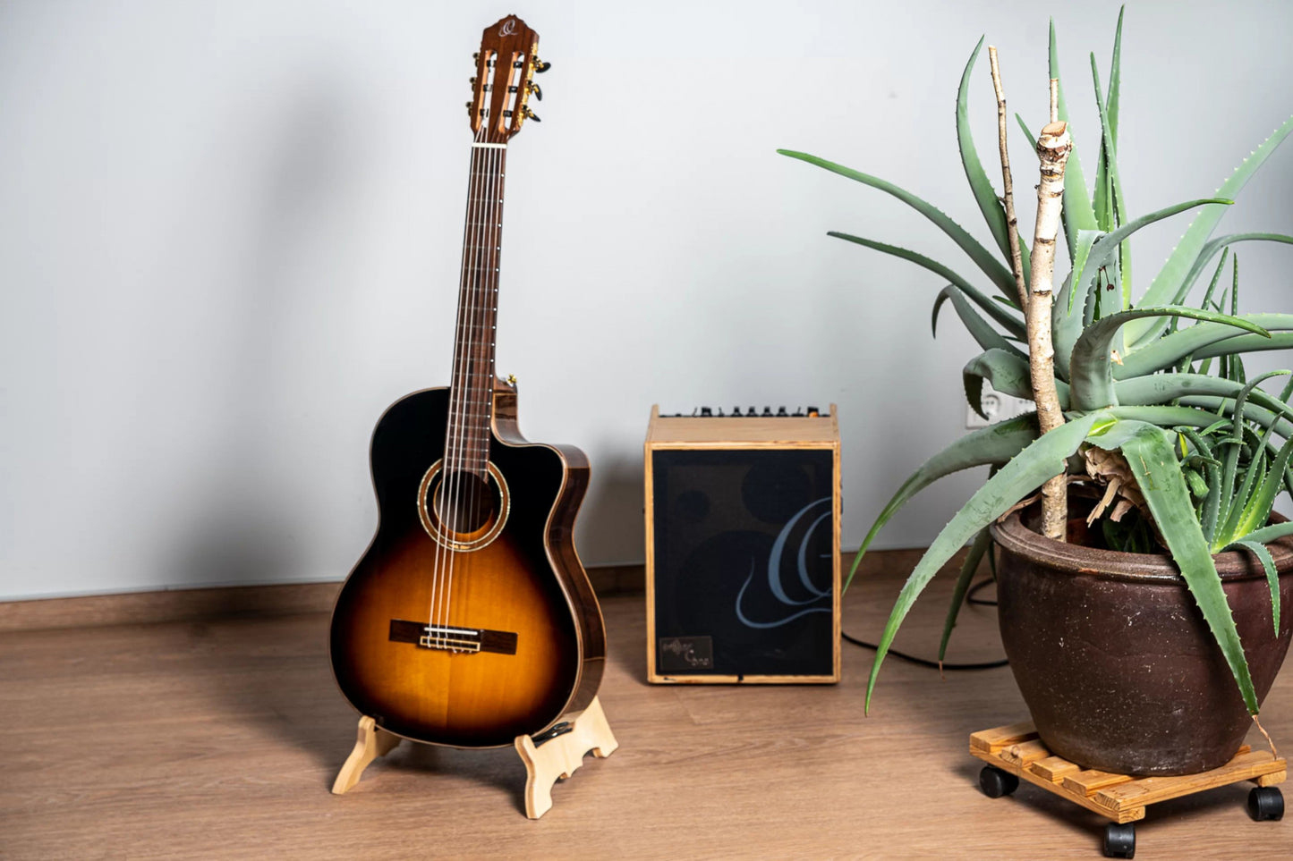 ORTEGA Wood-Guitar-Stand - Natural Bright