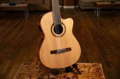 ORTEGA Performer Series 4/4 Konzertgitarre 6-String - Natural + Gigbag