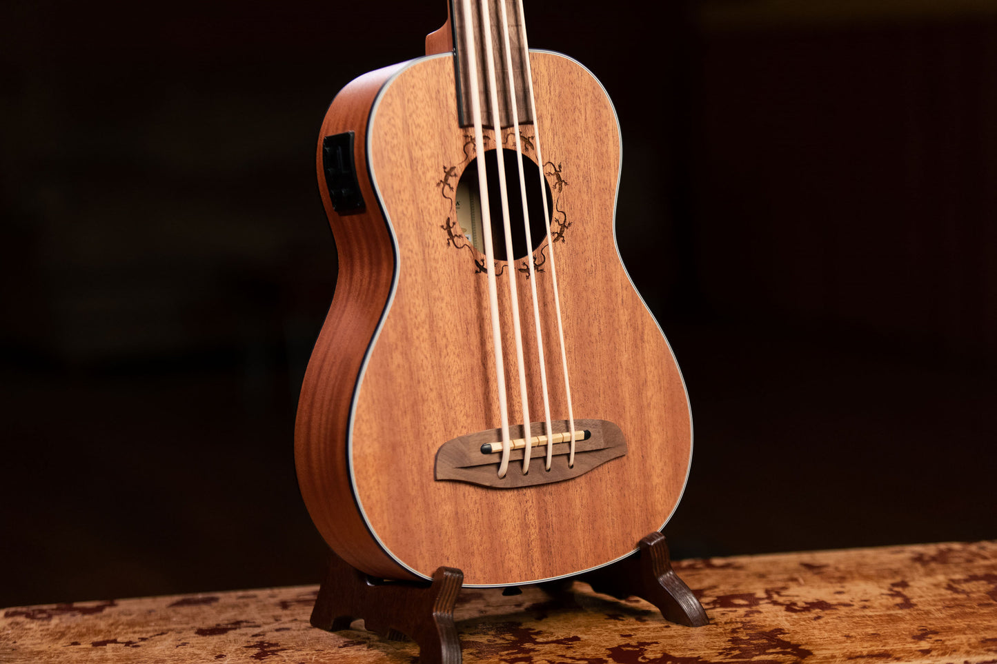 ORTEGA Lizard Serie Short Scale Fretless Uke Bass 4 String - Mahogany Natural + Bag