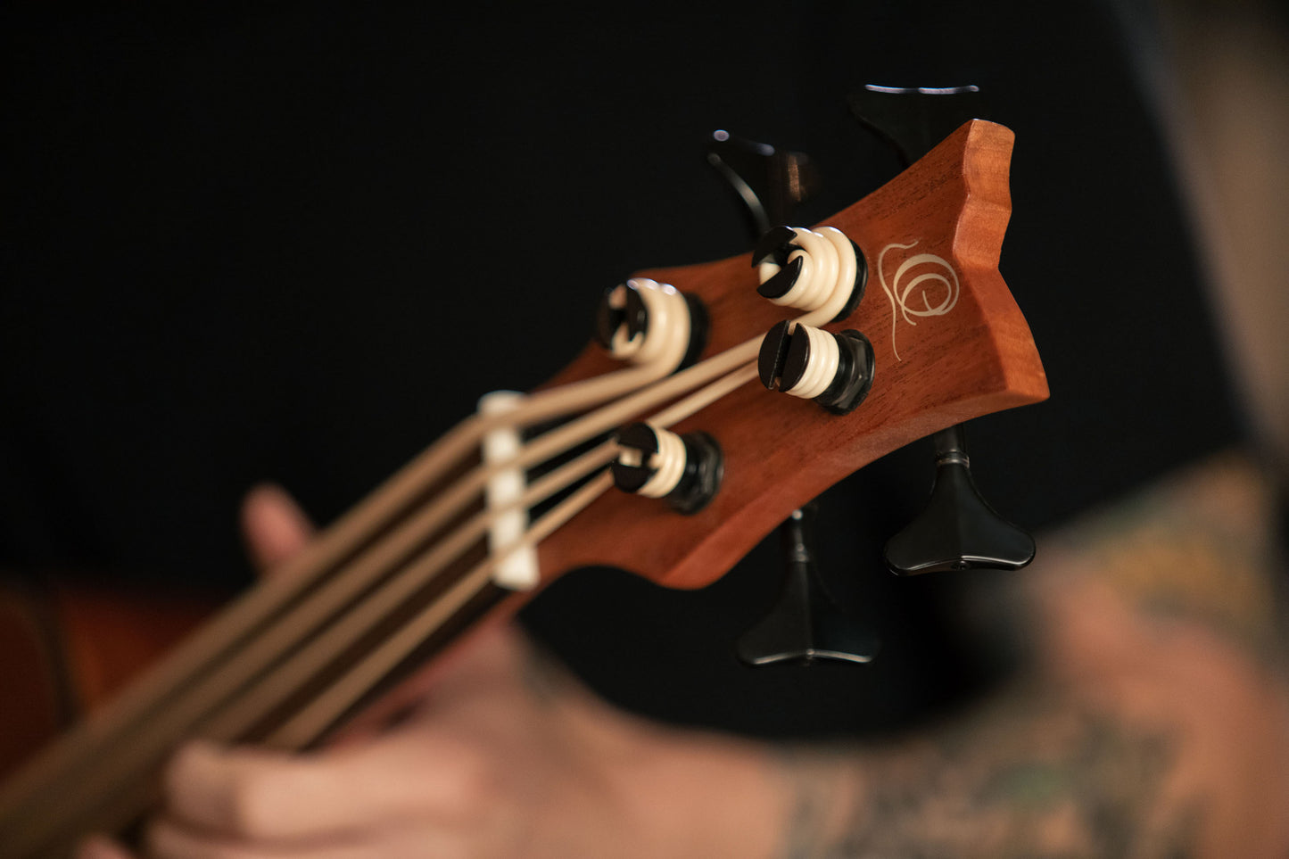 ORTEGA Lizard Serie Short Scale Fretless Uke Bass 4 String - Mahogany Natural + Bag