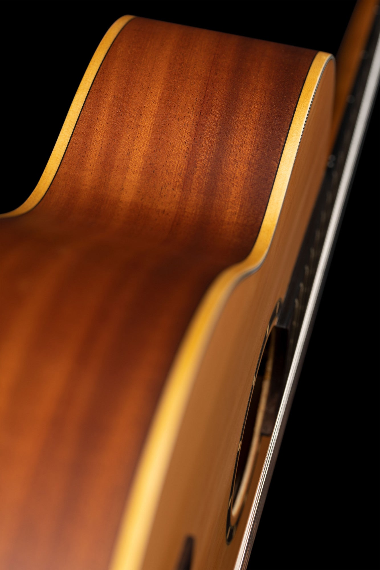ORTEGA Family Series 4/4 Konzertgitarre 6 String - Zeder / Mahagoni Natur + Bag