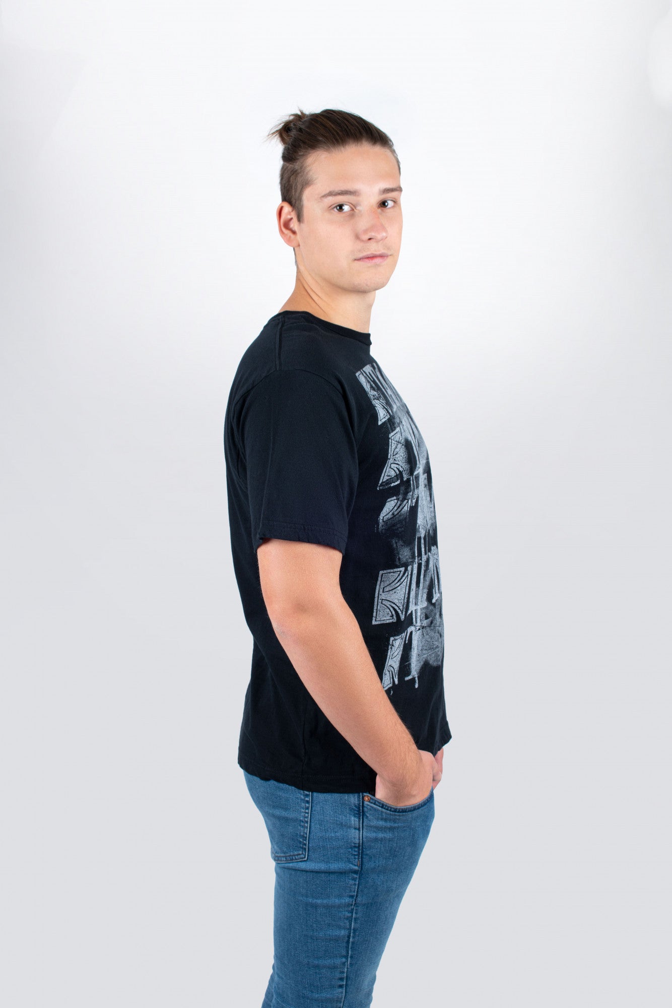 Tama t-shirt in black with Spray Paint frontprint