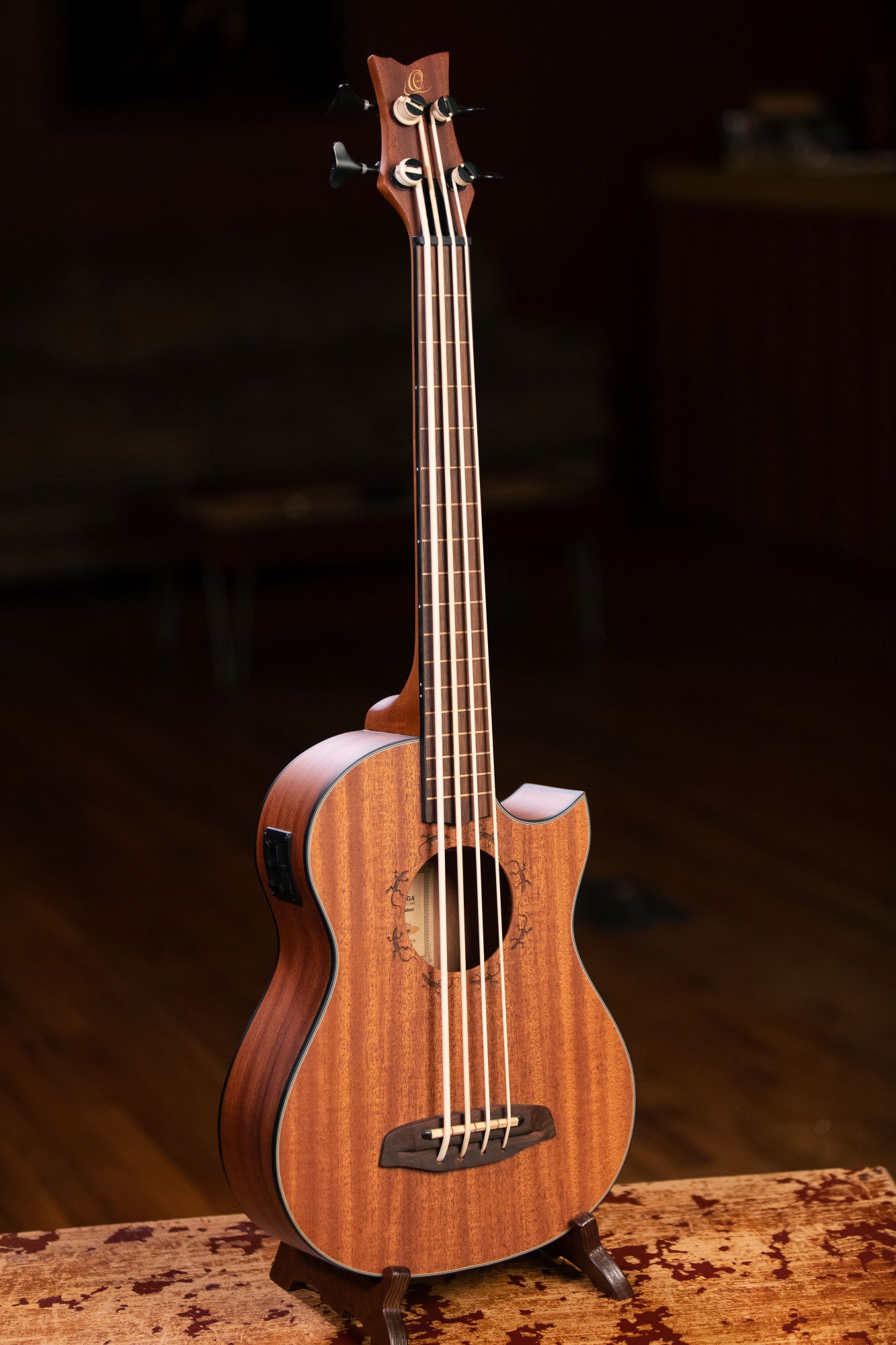 ORTEGA Lizard Serie Short Scale Fretless Uke Bass 4 String - Solid Mahogany Natural + Bag