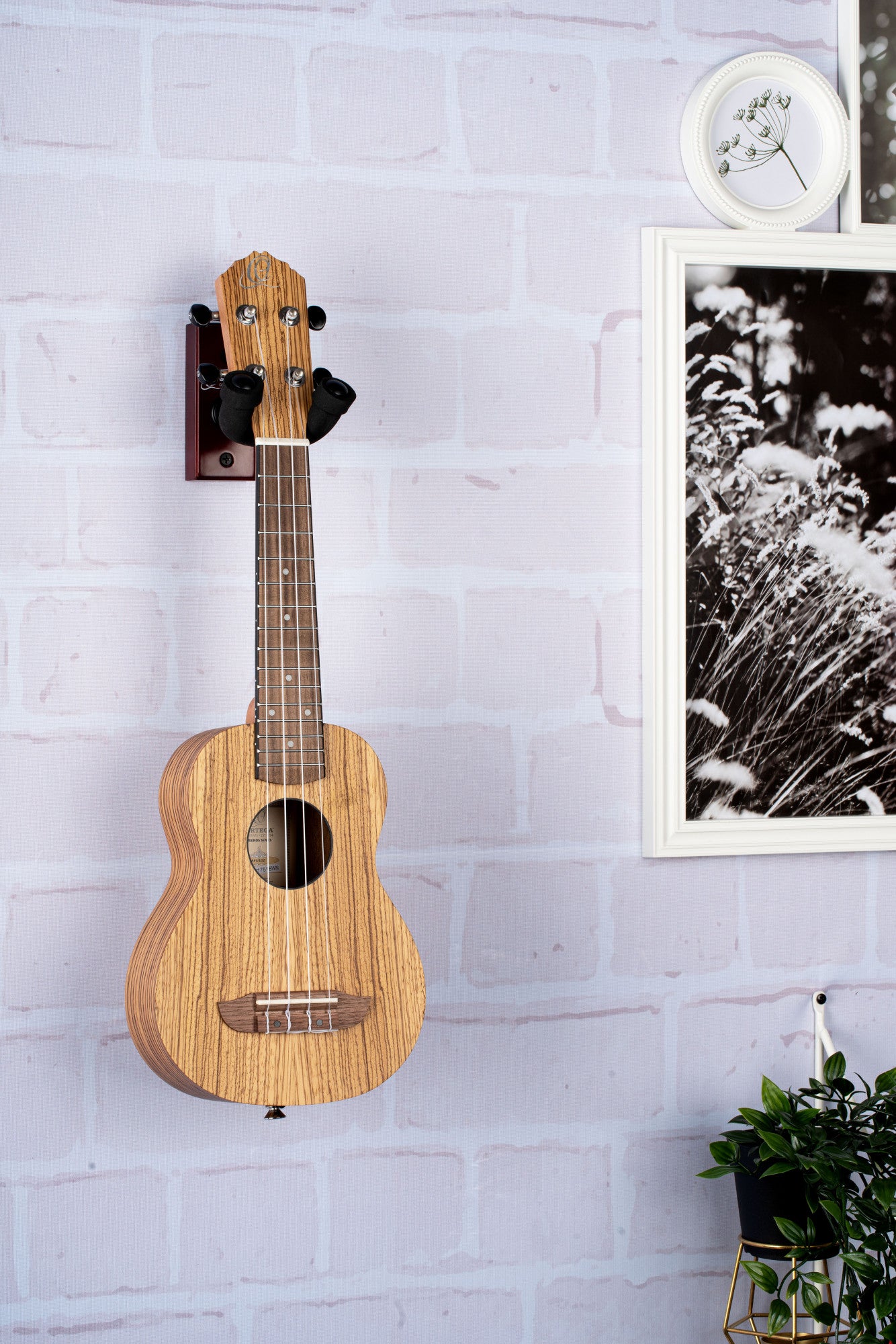 ORTEGA Ukulele Wall Hanger - Wine Red