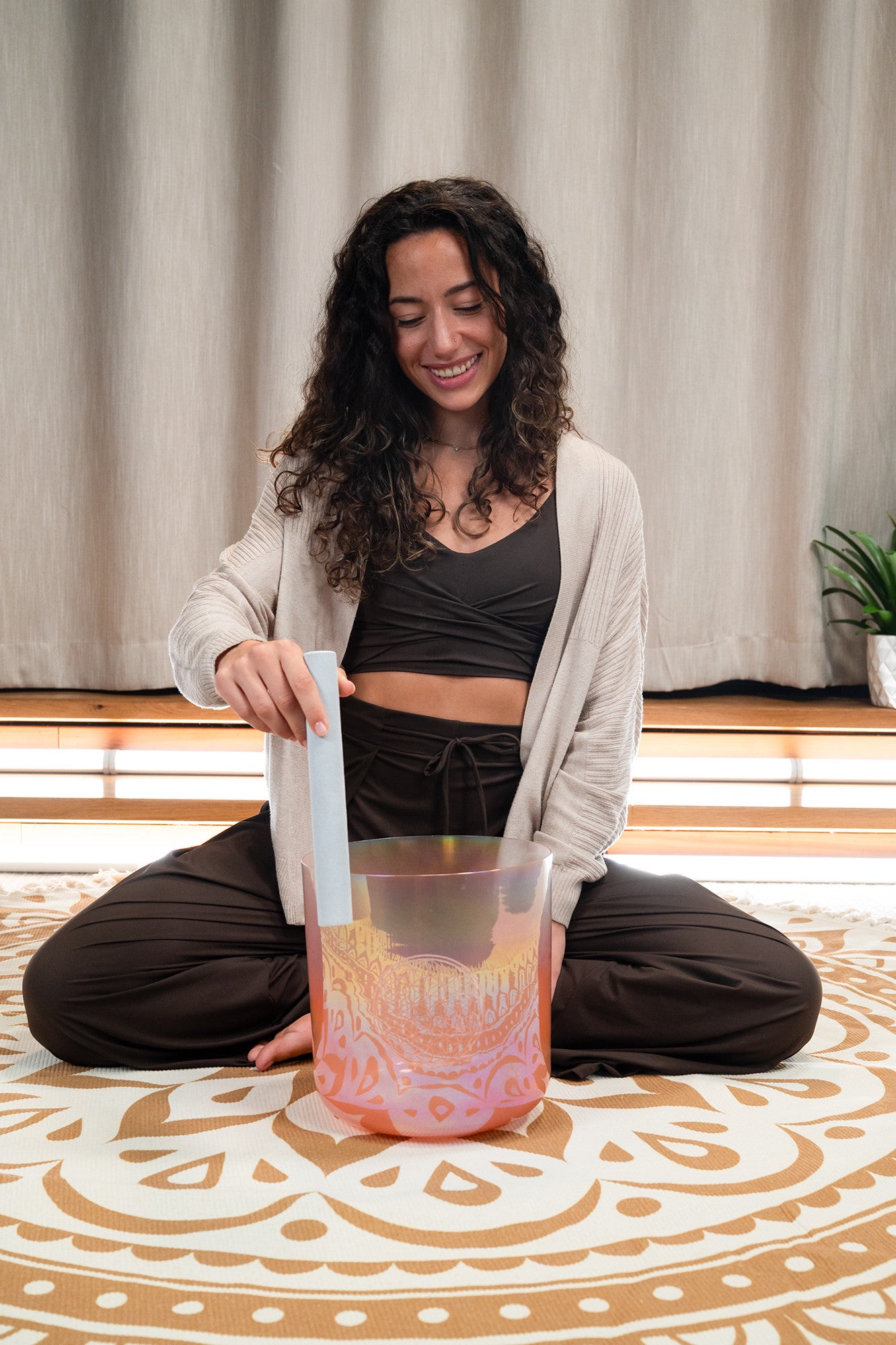 MEINL Sonic Energy 9" Essence Crystal Singing Bowl, 128 Hz, Helles Rosé Gold, Blume des Lebens