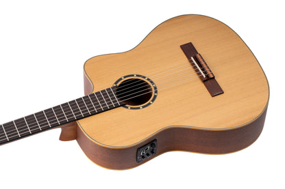 ORTEGA Family Series Pro 4/4 Slim Neck Konzertgitarre 6 String - Massive Zeder / Mahagoni Natur + Bag