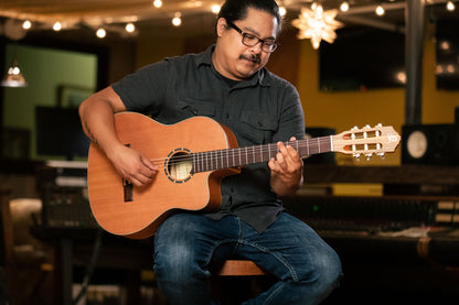 ORTEGA Family Series Pro 4/4 Slim Neck Konzertgitarre 6 String - Massive Zeder / Mahagoni Natur + Bag