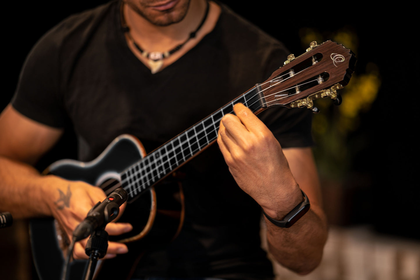 ORTEGA Onyx Serie Tenor Ukulele 4 String - Spruce / Mahogany Black + Bag