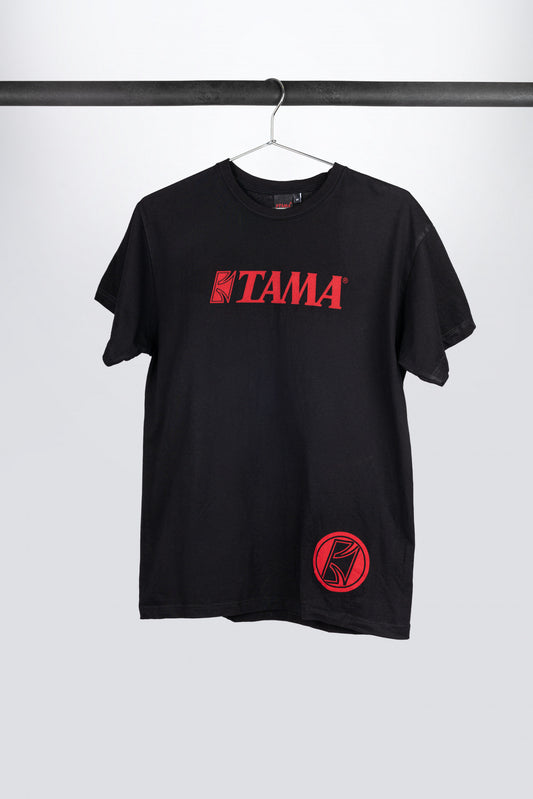 TAMA T-Shirt in schwarz mit weiß-rotem Tribal Logo auf der Brust