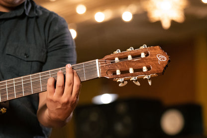 ORTEGA Performer Series 4/4 Konzertgitarre 6-String - Natural + Gigbag