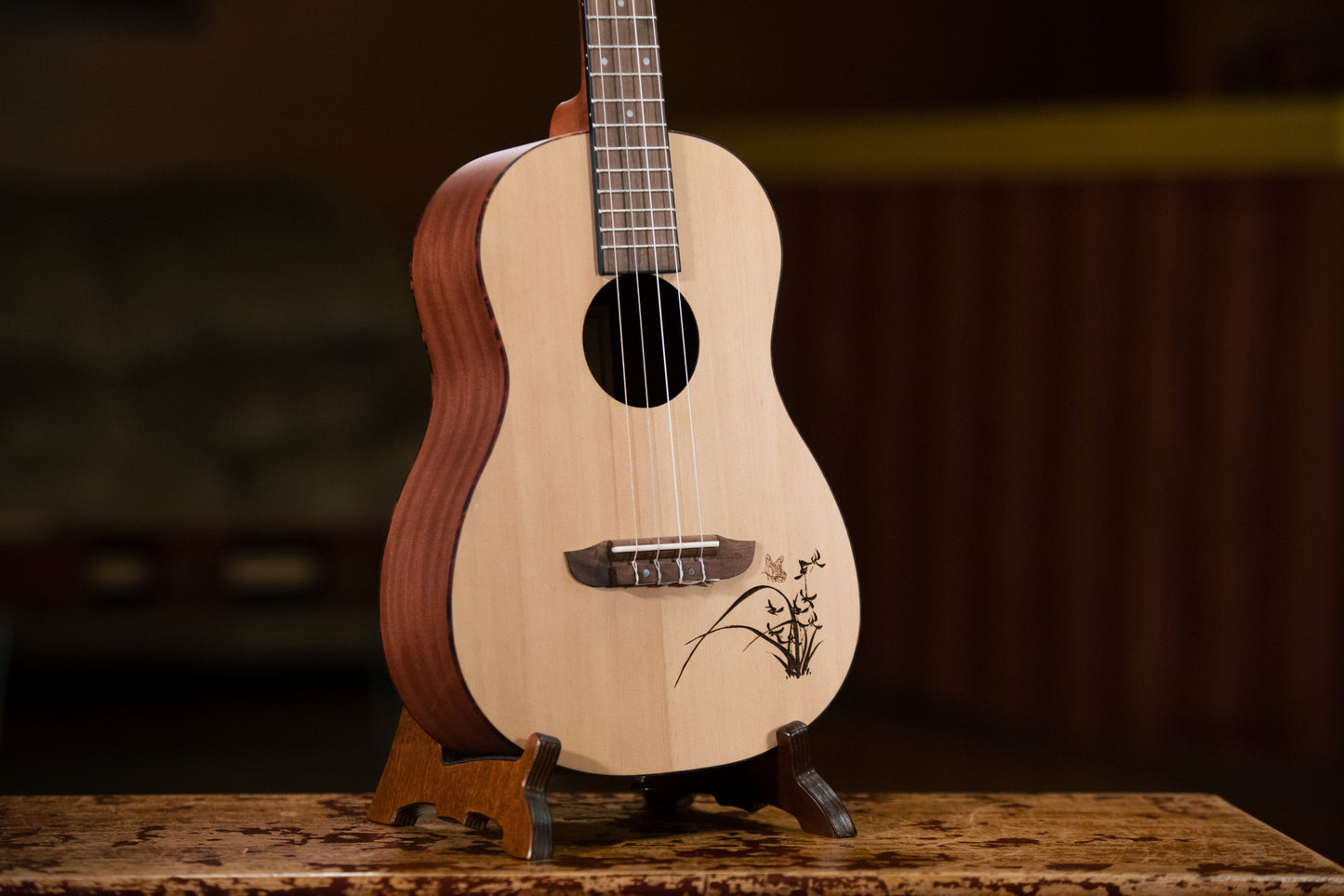 ORTEGA Bonfire Serie Bariton Ukulele 4 String - Fichte/Sapele Natur