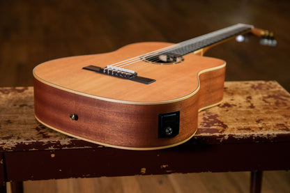 ORTEGA Family Series Pro 4/4 Slim Neck Konzertgitarre 6 String - Massive Zeder / Mahagoni Natur + Bag