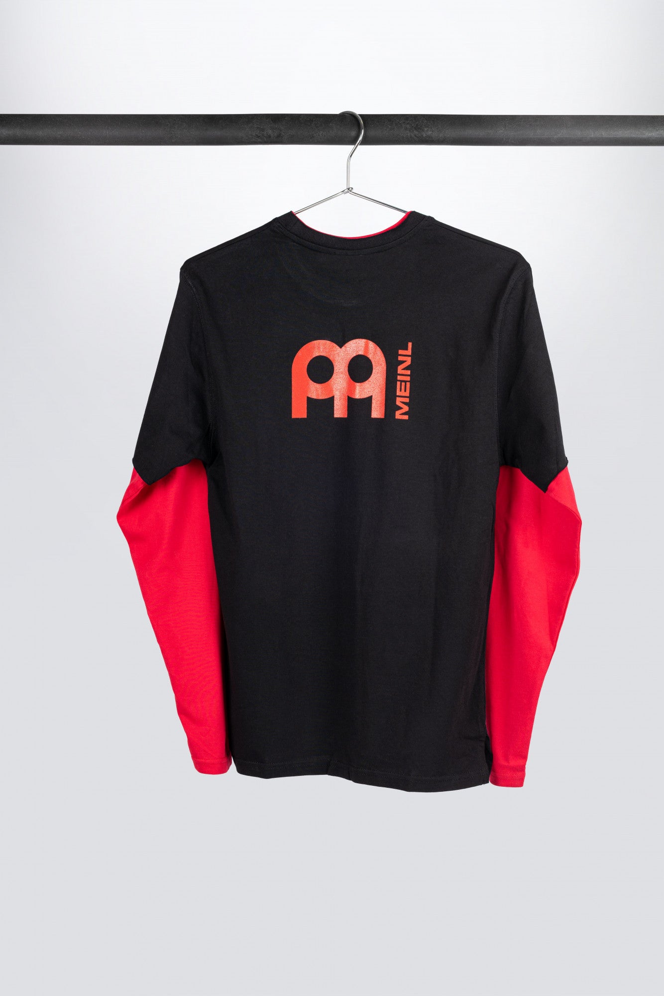 MEINL Longsleeve in schwarz mit roten Ärmeln und Logo auf der linken Brust und auf dem Rücken