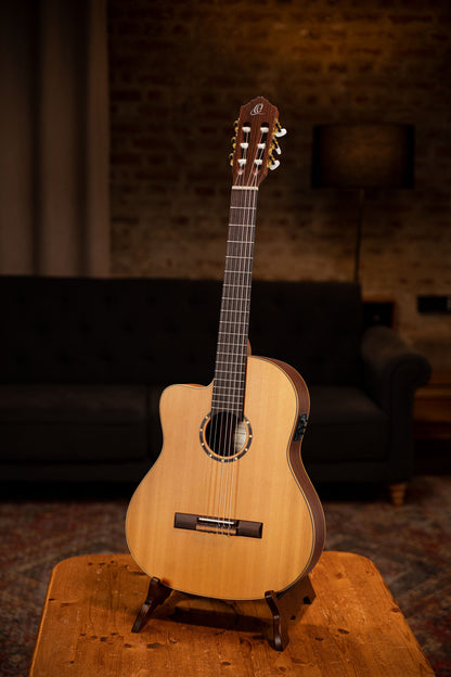 ORTEGA Family Series Pro 4/4 Konzertgitarre 6 String Lefty - Massive Zeder / Mahagoni Natur + Bag