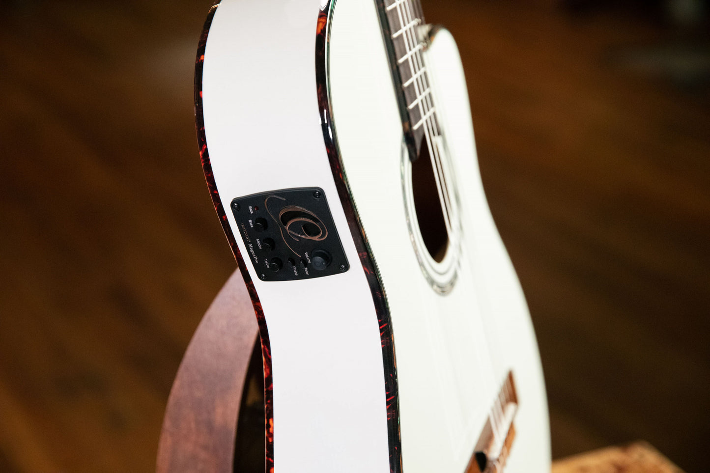 ORTEGA Family Series Pro 4/4 Konzertgitarre 6 String - Massive Fichte / Mahagoni White + Bag
