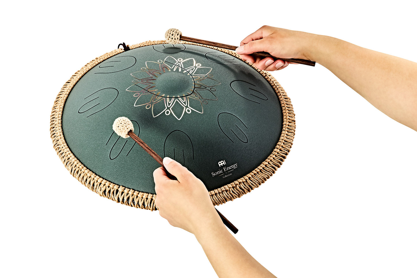 MEINL Sonic Energy 16" Octave Steel Tongue Drum, Fis Moll, 9 Töne, 432 Hz, Dunkelgrün, Graviertes florales Design
