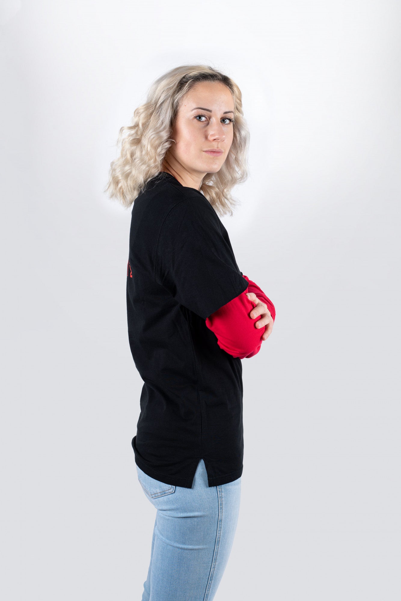 MEINL Longsleeve in schwarz mit roten Ärmeln und Logo auf der linken Brust und auf dem Rücken